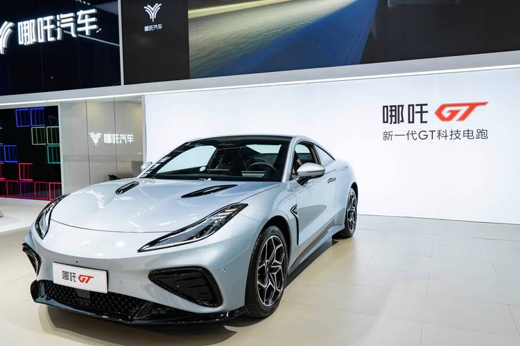 广州304哪吒汽车在智能汽车领域的表现，领途汽车在新能源汽车市场中的影响力